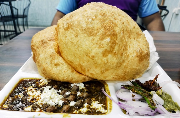 Chole Bhature Indisches Gericht mit würzigem Kichererbsen-Curry