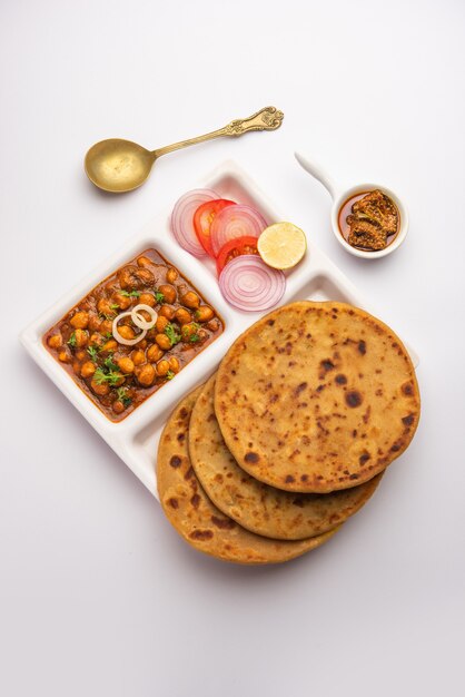 Chole mit Aloo Paratha oder Alu parantha, ein beliebtes nordindisches Essensrezept, das heiß mit Mangogurke serviert wird