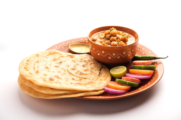 Chole o Chana Masala con Paratha, curry picante de garbanzos servido con laccha parantha. Plato popular del norte de la India