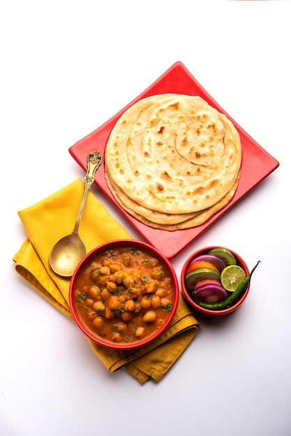 Chole oder Chana Masala mit Paratha, Kichererbsen-Scharf-Curry serviert mit Laccha Parantha