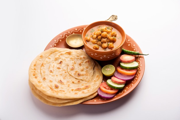 Chole oder Chana Masala mit Paratha, Kichererbsen-Scharf-Curry serviert mit Laccha Parantha