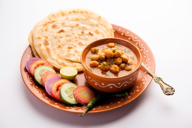 Chole oder Chana Masala mit Paratha, Kichererbsen-Scharf-Curry serviert mit Laccha Parantha