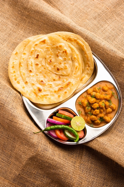 Chole oder Chana Masala mit Paratha, Kichererbsen-Scharf-Curry serviert mit Laccha Parantha