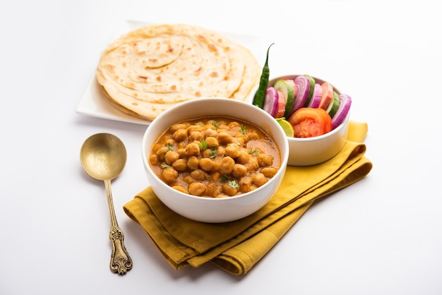 Chole oder Chana Masala mit Paratha, würziges Curry aus Kichererbsen, serviert mit Laccha Parantha. Beliebtes nordindisches Gericht