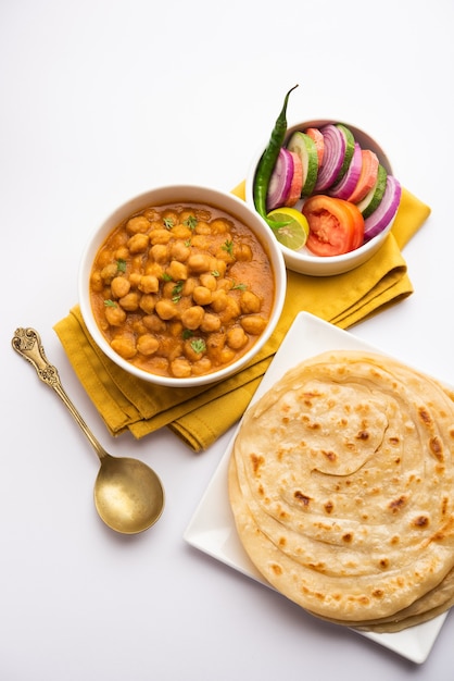 Chole ou Chana Masala com Paratha, Caril picante de grão de bico servido com laccha parantha. Prato popular do norte da Índia