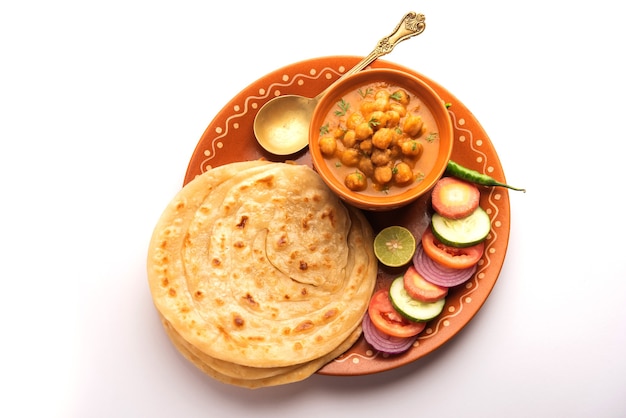 Chole ou Chana Masala com Paratha, Caril picante de grão de bico servido com laccha parantha. Prato popular do norte da Índia