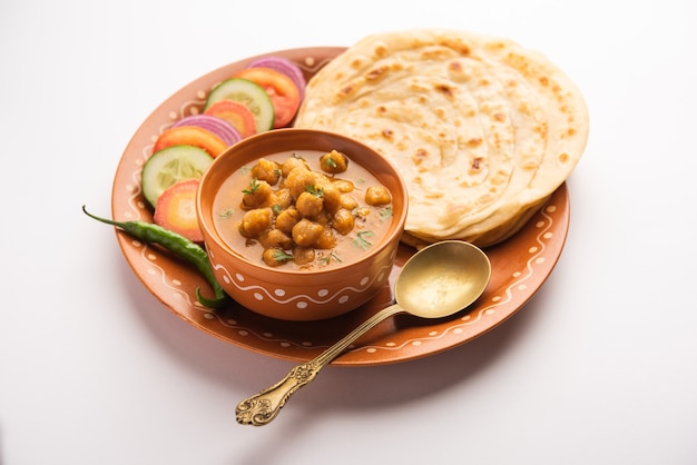 Chole ou Chana Masala com Paratha, Caril picante de grão de bico servido com laccha parantha. Prato popular do norte da Índia