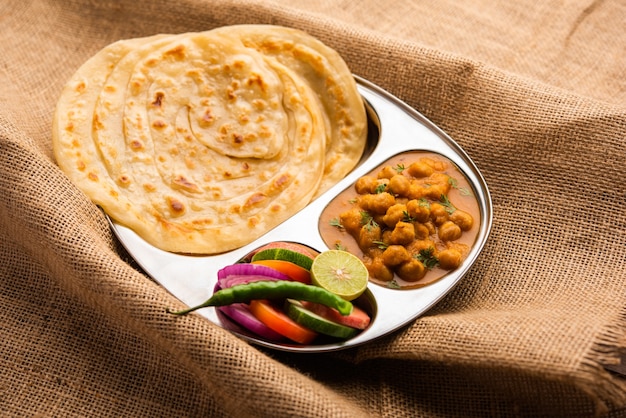 Chole ou Chana Masala com Paratha, Caril picante de grão de bico servido com laccha parantha. Prato popular do norte da Índia