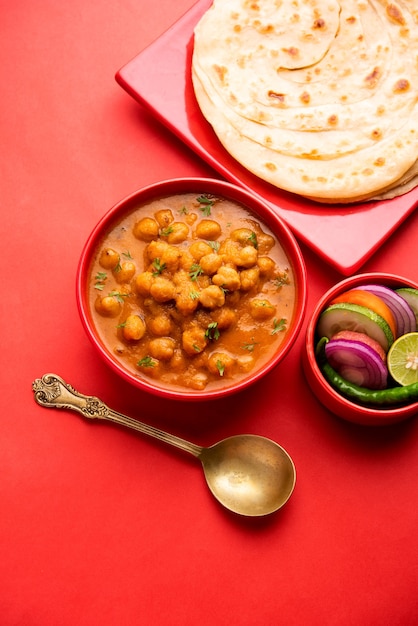 Chole ou Chana Masala com Paratha, curry picante de grão de bico servido com laccha parantha