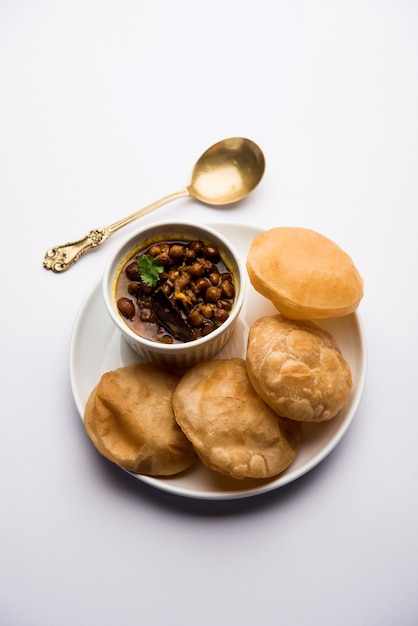 Chole puri ou curry de grão de bico e Fried Puri
