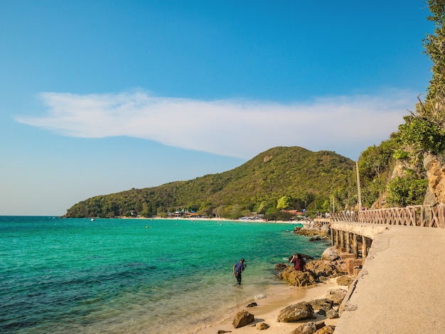 Chonburi / Tailandia - 20 de abril de 2019: Turistas desconocidos caminando sobre el puente de piedra con un hermoso paisaje marino en la isla de Koh Lan Pattaya Tailandia