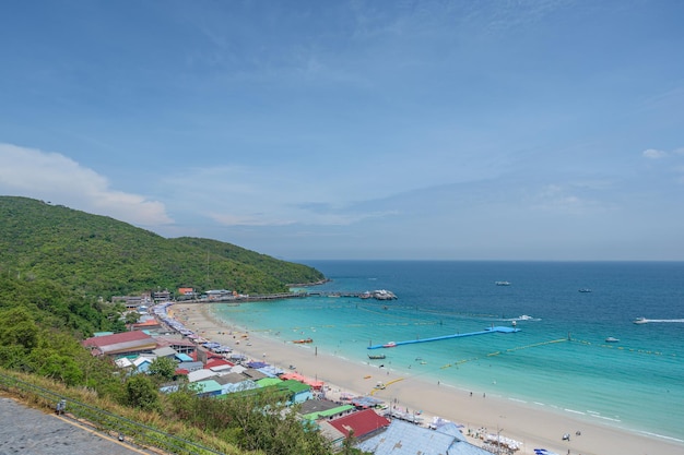 Chonburithailand 07052022Landschaftsansicht des tawean Beach mit überfüllten Touristen am Strand an bewölkten TagenTawaen Beach ist der Hauptstrand auf der beliebten Insel Koh Larn