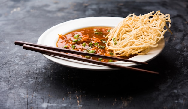 El chop suey americano o chopsuey es una comida indochina popular. servido en un bol con palitos. enfoque selectivo