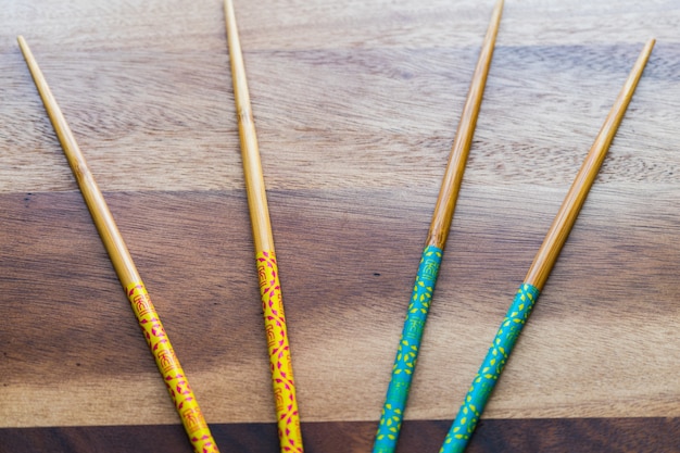 CHOPSTICKS DE BAMBÚ NATURAL sobre fondo de mesa de madera