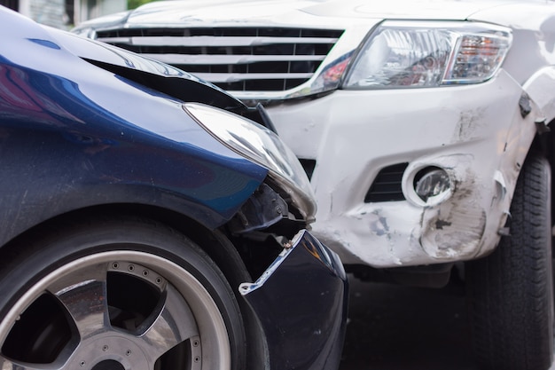 Choque automovilístico de un accidente automovilístico en la carretera en una ciudad