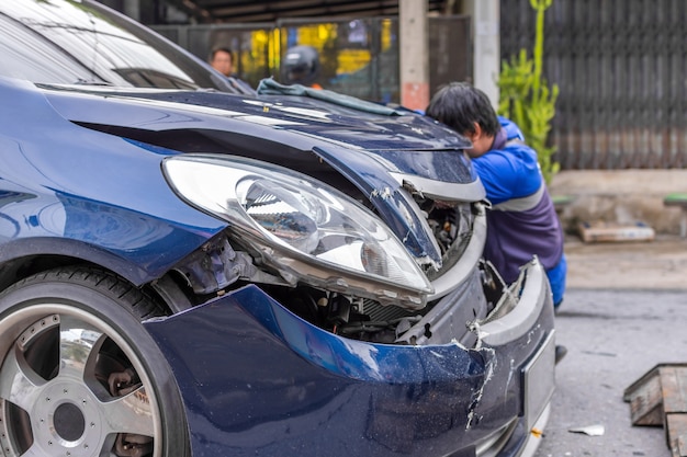 Choque automovilístico de un accidente automovilístico en la carretera en una ciudad