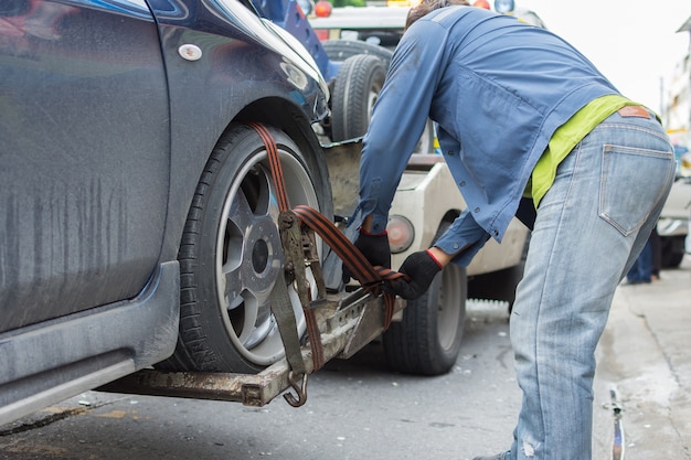 Choque automovilístico de un accidente automovilístico en la carretera en una ciudad