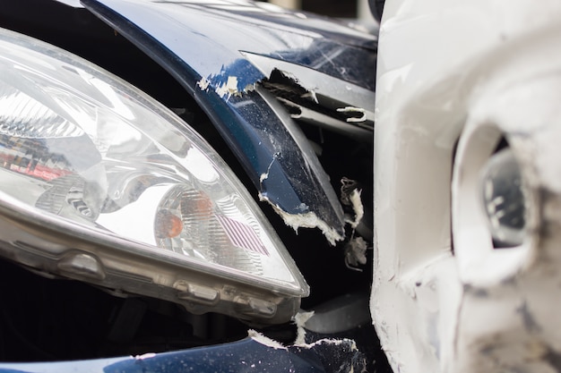 Choque automovilístico de un accidente automovilístico en la carretera en una ciudad