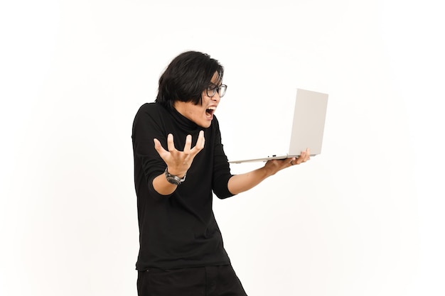 Choque e raiva ao usar o laptop de homem bonito asiático isolado no fundo branco