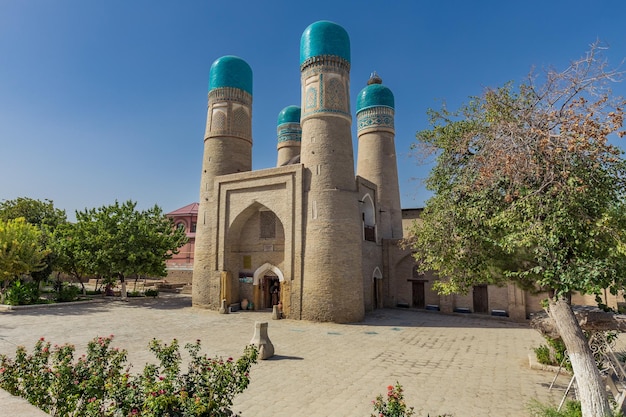 Chor Minor Madrasa antigo edifício com arquitetura original contra céu claro Bukhara Uzbequistão