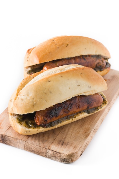 Choripan. Sanduíche tradicional da Argentina com chouriço e molho chimichurri. isolado no branco