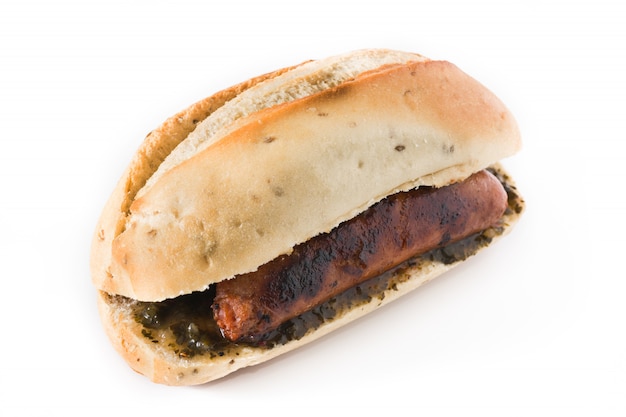 Choripan. Traditionelles Argentinien-Sandwich mit der Chorizo- und Chimichurrisoße lokalisiert