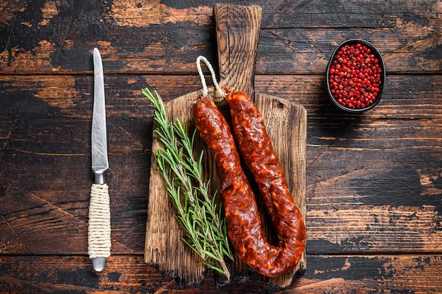 Chorizo de cerdo embutido seco en una tabla para cortar madera