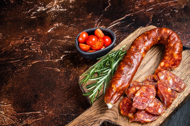 Chorizo español curado en seco rebanadas de carne con hierbas y especias Fondo oscuro Vista superior Espacio de copia