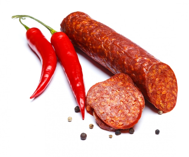 Chorizo español sobre superficie blanca