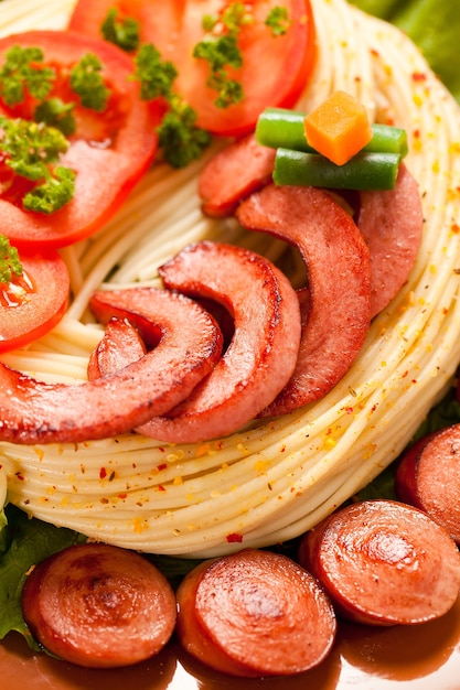 Chorizo a la plancha con pasta, verduras y especias