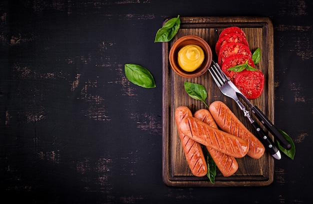 Chorizo a la plancha con tomate, ensalada de albahaca y cebolla morada