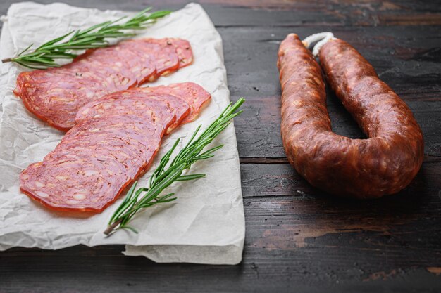 Chorizo-Wurst auf einer Serviette in Scheiben geschnitten