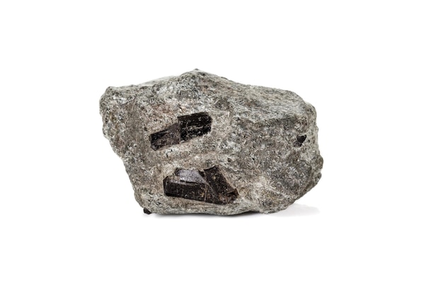 Chorlo de piedra mineral macro turmalina negra sobre fondo blanco