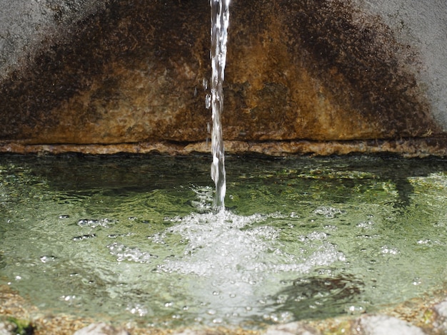 Chorro de agua de fuente antigua