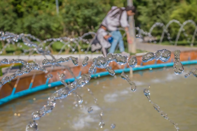 Chorro de agua en la fuente del parque