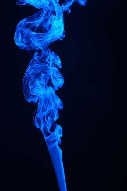 Chorro de humo azul sobre fondo negro.