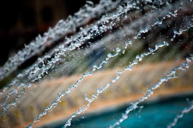 Chorros de agua de fuente con un fondo borroso.