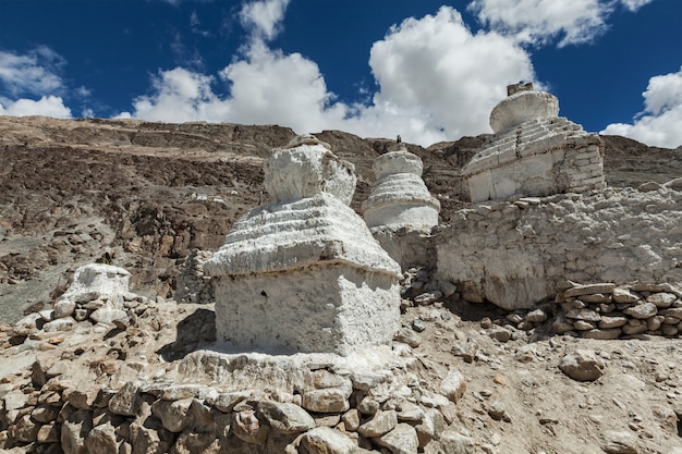 Chortens Stupas des tibetischen Buddhismus im Himalaya