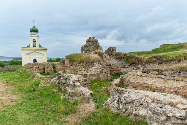 Chotyn-Festung aus dem X XVIII Jahrhundert mit einem Befestigungskomplex, einem der sieben Wunder der Ukraine am rechten Ufer des Flusses. Dnjestr in der Stadt Chotyn.