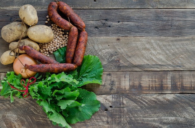 Chouriço, batata, cebola, grão de bico e nabo.