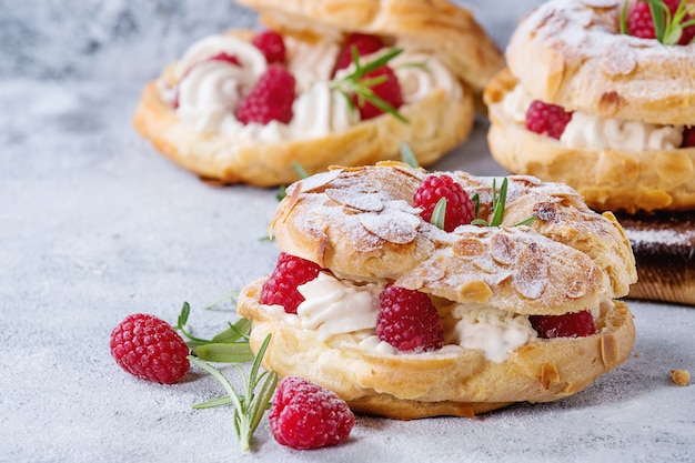 Choux cake Paris Brest com framboesas