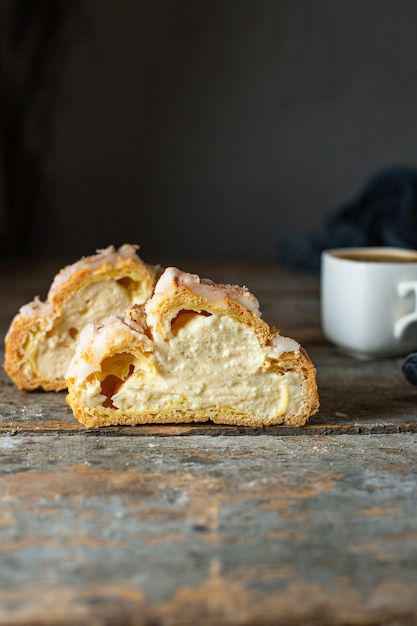 Foto choux gebäck eclair shu profiterole die füllung ist süß oder herzhaft flauschigen teig hausgemachten kuchen für den urlaub