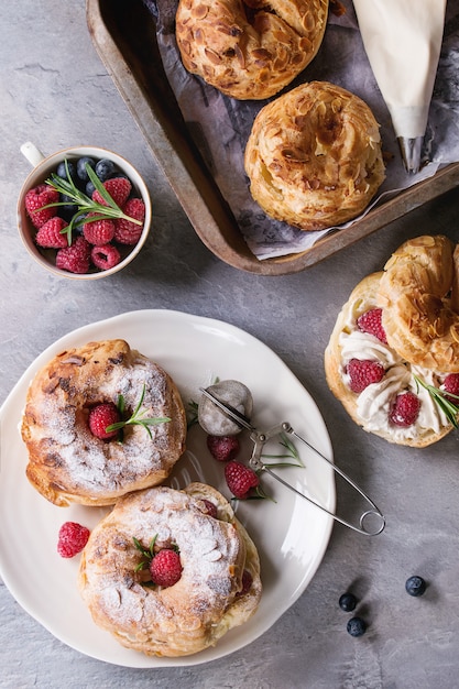 Choux-Kuchen Paris Brest mit Himbeeren