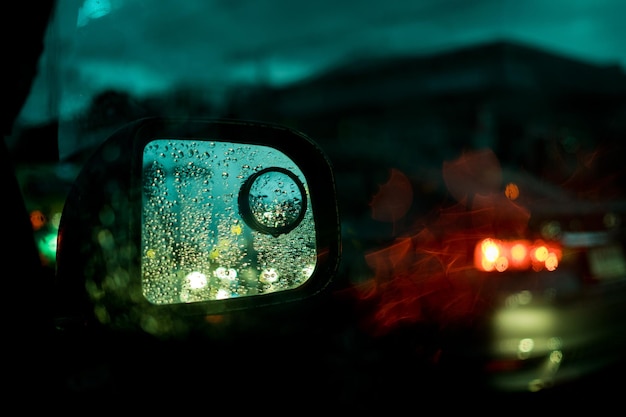 chovendo gota de água no espelho do carro à noite