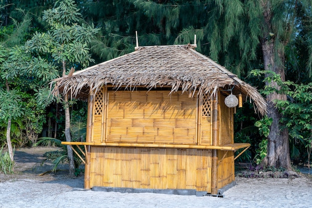 Choza de bambú en la playa de arena tropical en la isla de Koh Phangan, Tailandia, cerrar