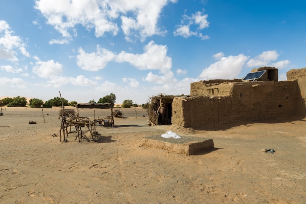 Foto choza bereber en el desierto del sahara.