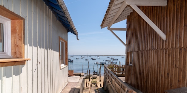 Choza de madera para ostras en el pueblo de Le Canon en Cap Ferret, Francia