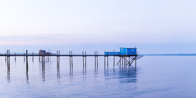 Choza de pescadores en azul atardecer en la bahía de Yves, Francia