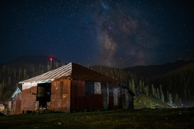 Choza vieja y galaxia de la Vía Láctea