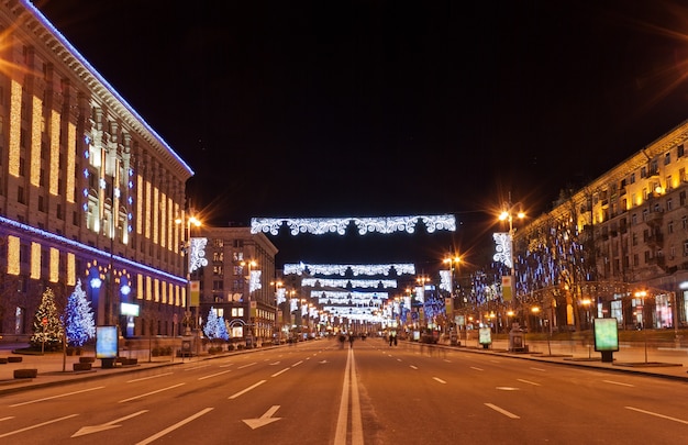 Chreschtschatyk, die Hauptstraße von Kiew bei Nacht